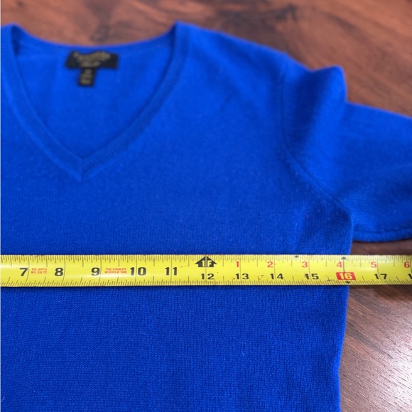 Charter Club 100% cashmere women's V-neck sweater in an Royal Blue color Sz XS - Picture 5 of 6